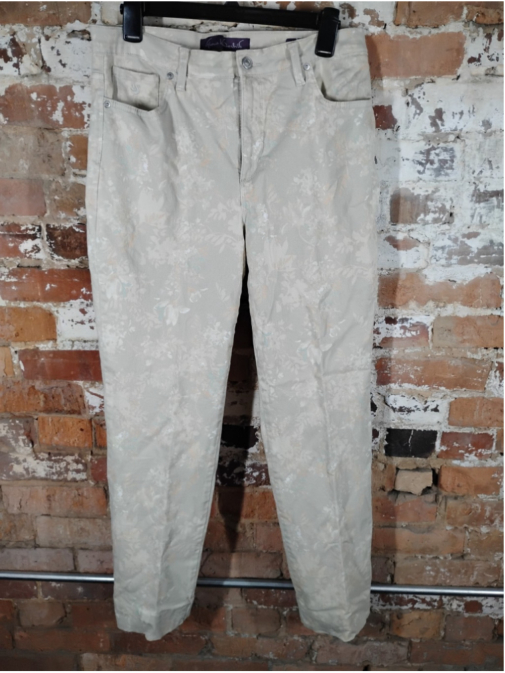Gloria Vanderbilt Amanda Women's size 10 Light Gray Khaki Floral Jeans